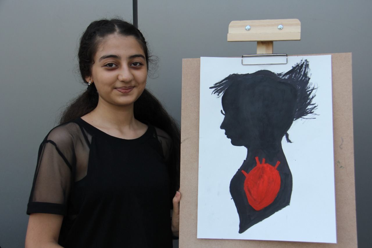 На тротуаре одной из бакинских улиц появился вернисаж (ФОТО)