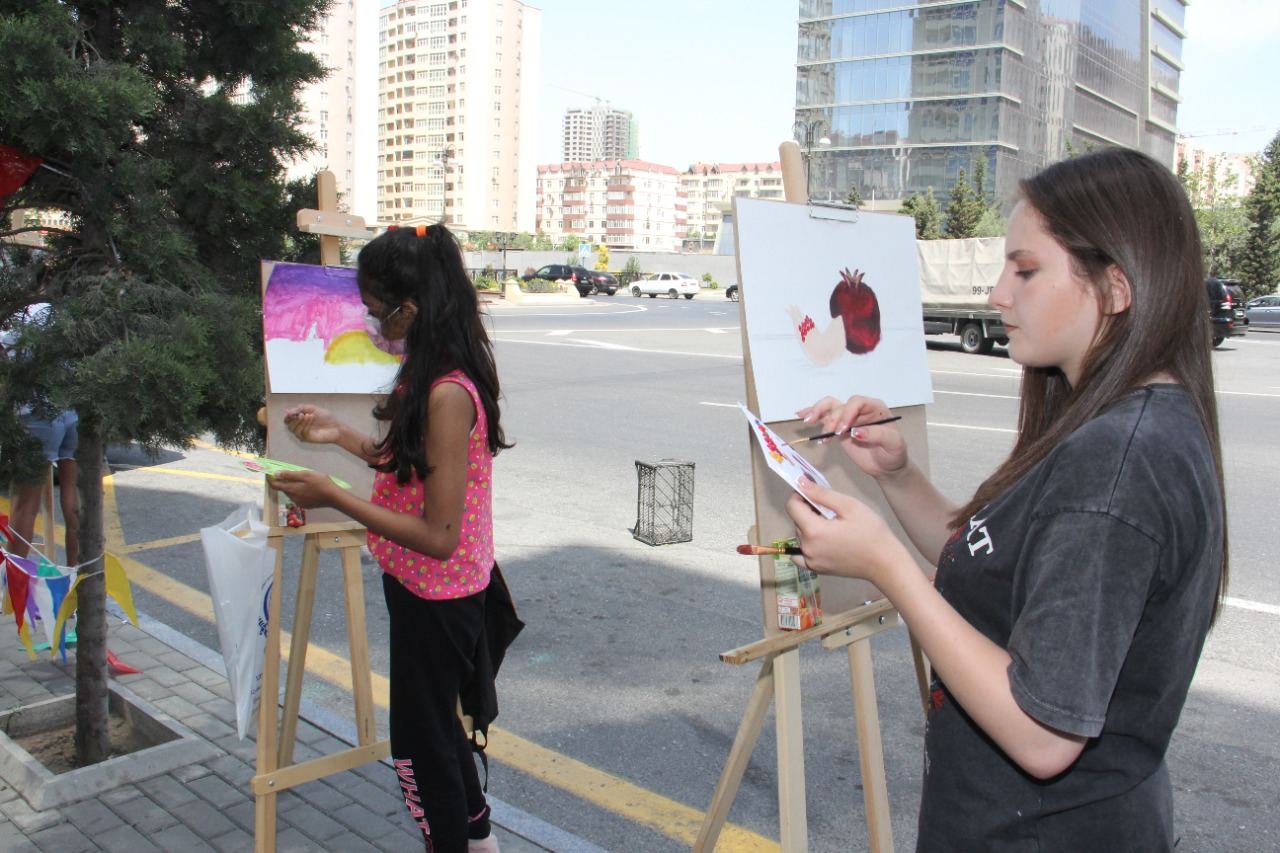 На тротуаре одной из бакинских улиц появился вернисаж (ФОТО)