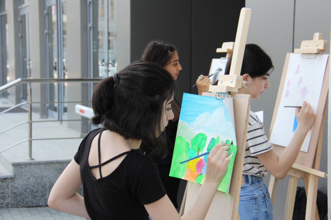 На тротуаре одной из бакинских улиц появился вернисаж (ФОТО)