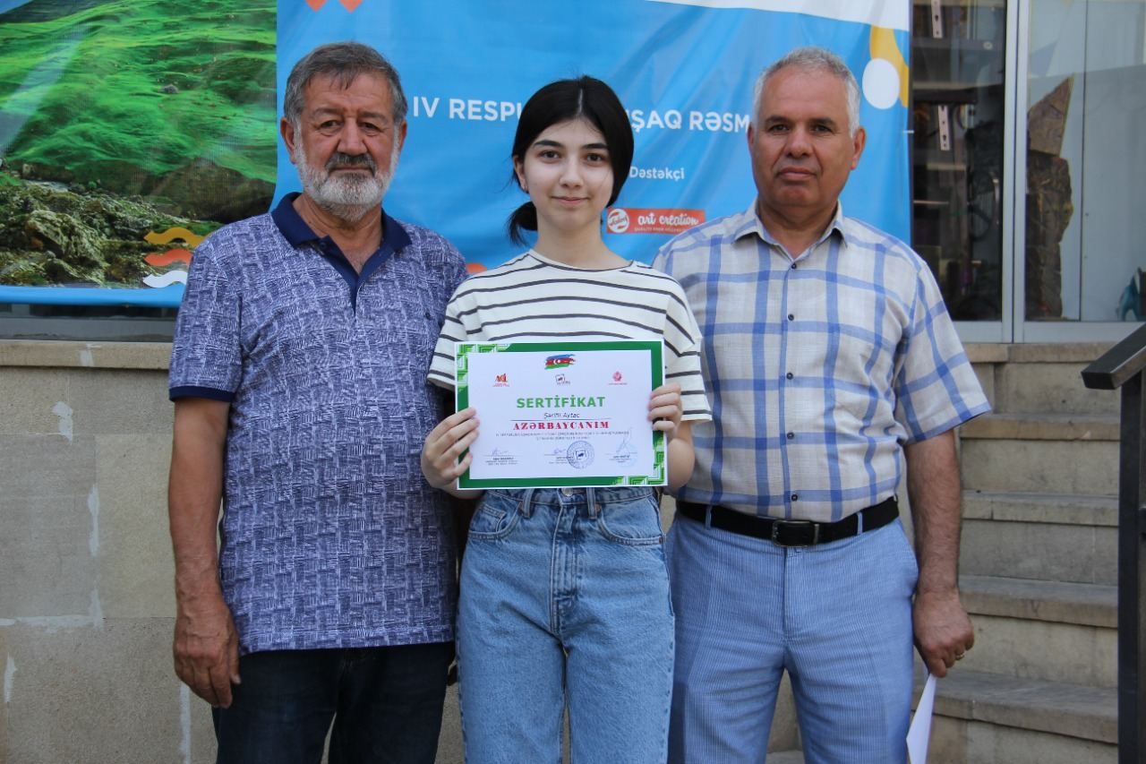 На тротуаре одной из бакинских улиц появился вернисаж (ФОТО)