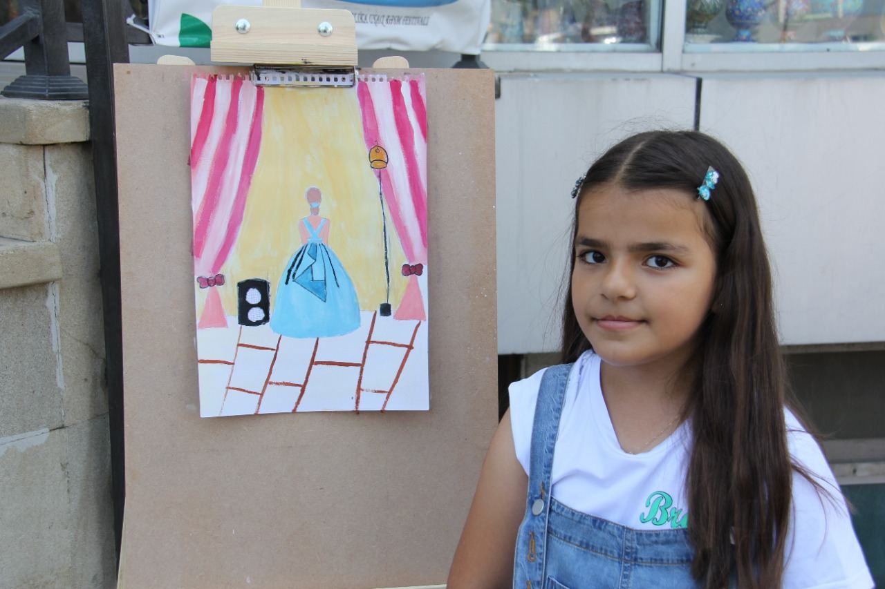 На тротуаре одной из бакинских улиц появился вернисаж (ФОТО)