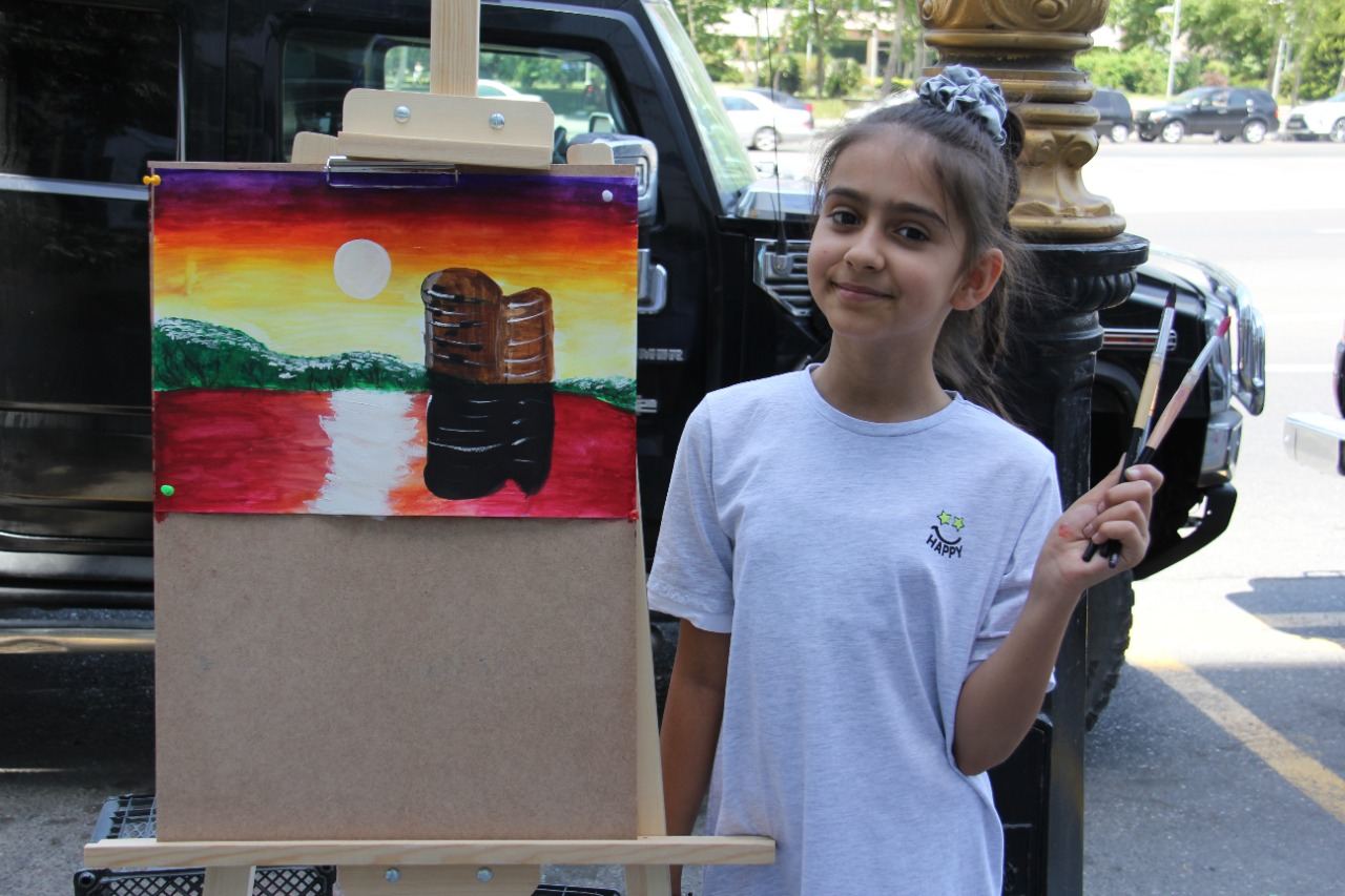 На тротуаре одной из бакинских улиц появился вернисаж (ФОТО)