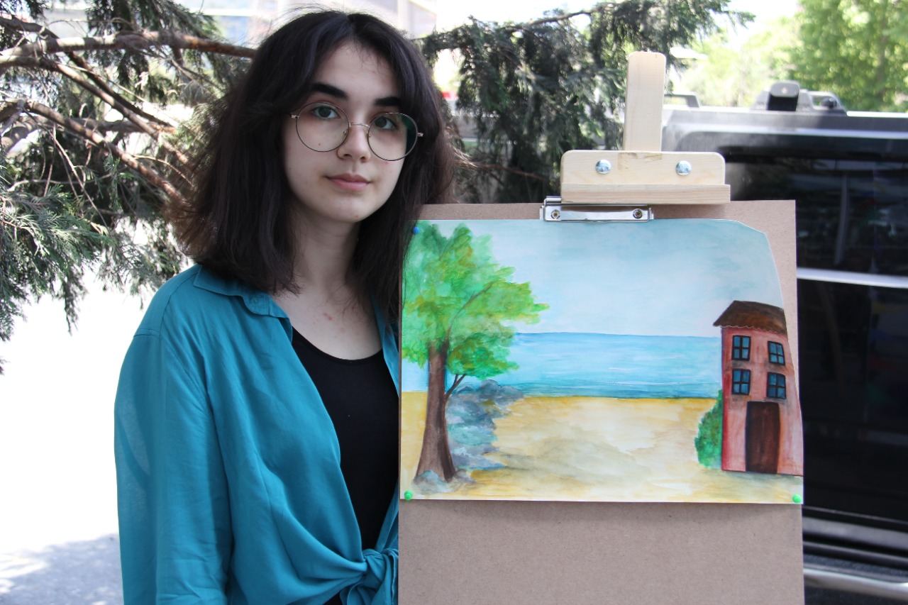 На тротуаре одной из бакинских улиц появился вернисаж (ФОТО)