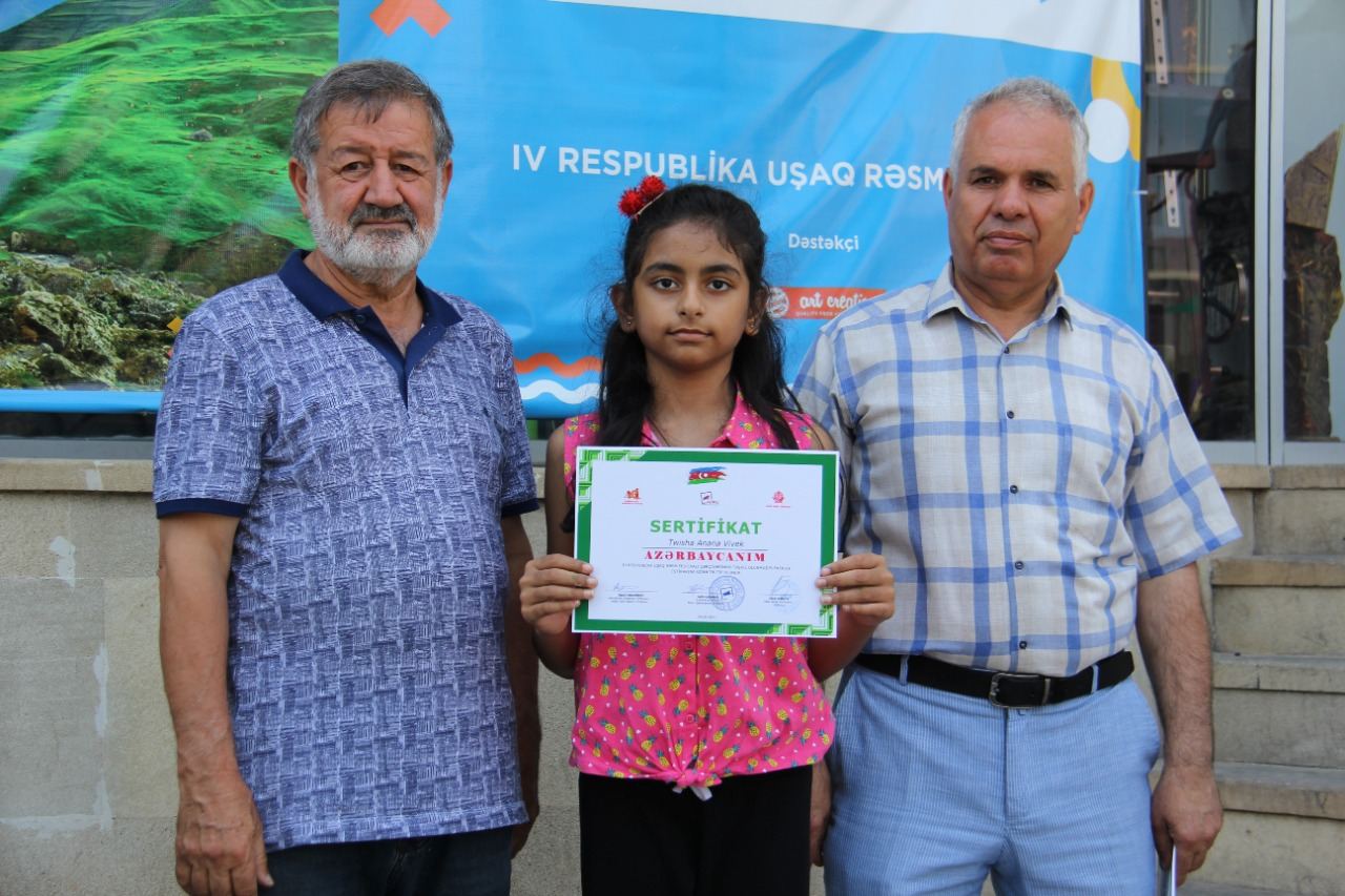 На тротуаре одной из бакинских улиц появился вернисаж (ФОТО)