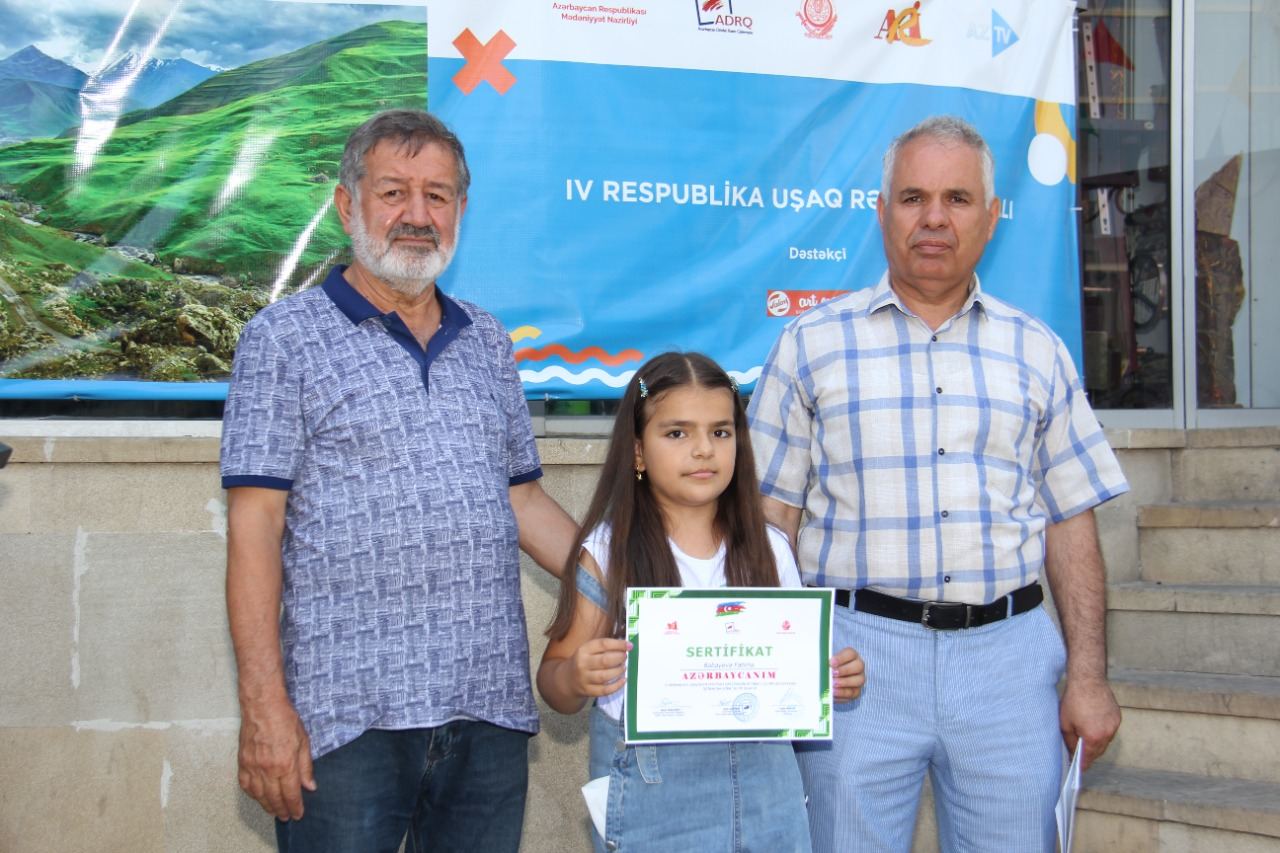 На тротуаре одной из бакинских улиц появился вернисаж (ФОТО)