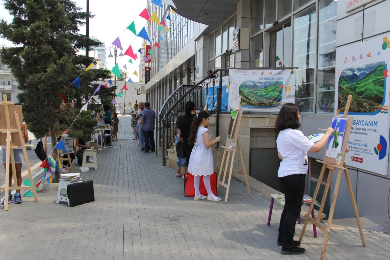 На тротуаре одной из бакинских улиц появился вернисаж (ФОТО)