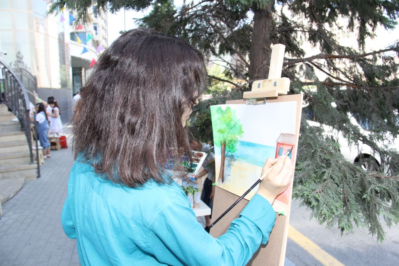 На тротуаре одной из бакинских улиц появился вернисаж (ФОТО)