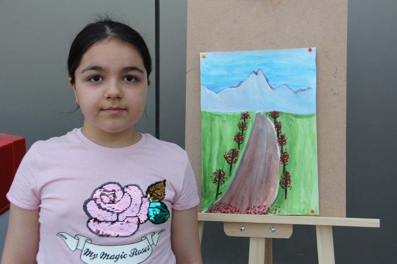 На тротуаре одной из бакинских улиц появился вернисаж (ФОТО)