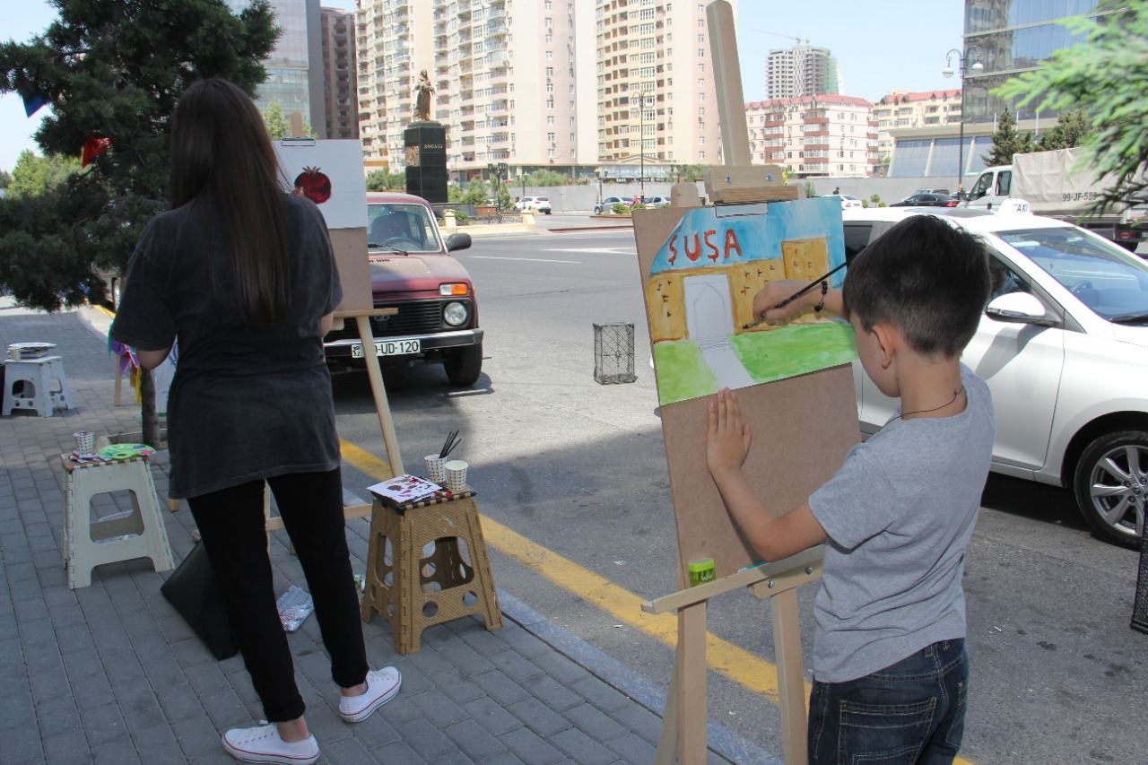 На тротуаре одной из бакинских улиц появился вернисаж (ФОТО)