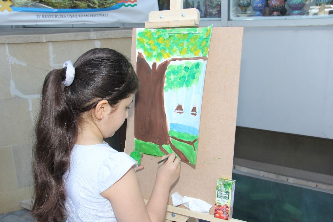 На тротуаре одной из бакинских улиц появился вернисаж (ФОТО)