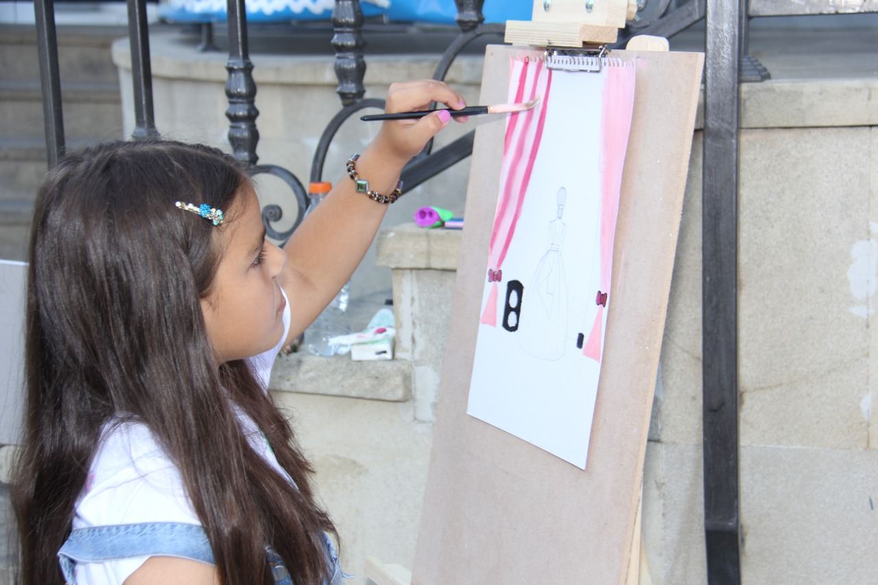 На тротуаре одной из бакинских улиц появился вернисаж (ФОТО)