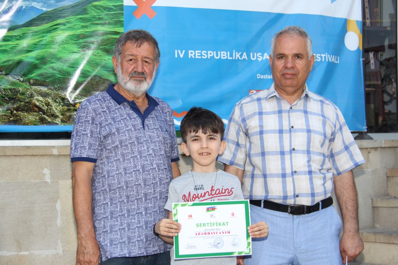 На тротуаре одной из бакинских улиц появился вернисаж (ФОТО)