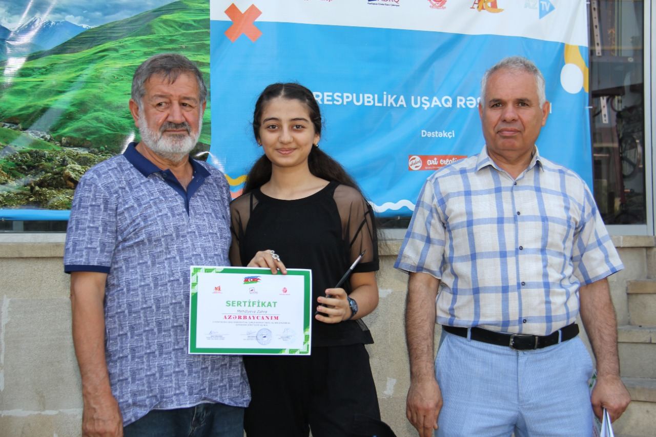 На тротуаре одной из бакинских улиц появился вернисаж (ФОТО)