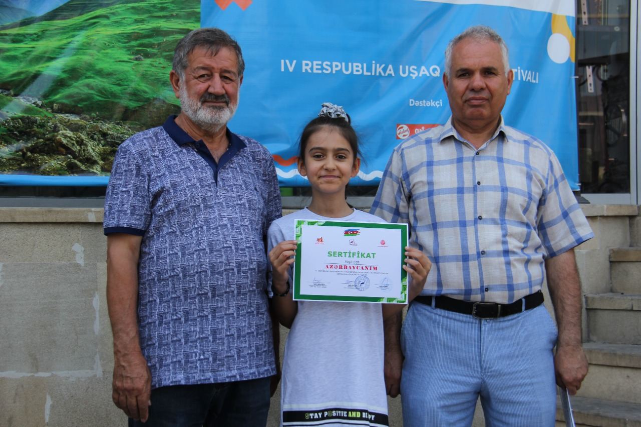 На тротуаре одной из бакинских улиц появился вернисаж (ФОТО)