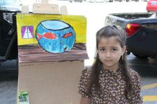 На тротуаре одной из бакинских улиц появился вернисаж (ФОТО)