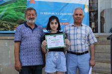 На тротуаре одной из бакинских улиц появился вернисаж (ФОТО)