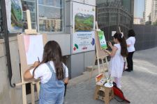 На тротуаре одной из бакинских улиц появился вернисаж (ФОТО)