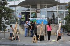 На тротуаре одной из бакинских улиц появился вернисаж (ФОТО)