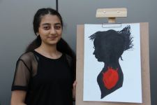 На тротуаре одной из бакинских улиц появился вернисаж (ФОТО)