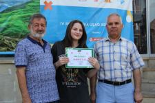 На тротуаре одной из бакинских улиц появился вернисаж (ФОТО)