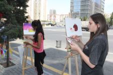 На тротуаре одной из бакинских улиц появился вернисаж (ФОТО)