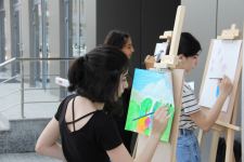 На тротуаре одной из бакинских улиц появился вернисаж (ФОТО)