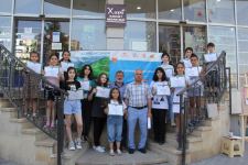 На тротуаре одной из бакинских улиц появился вернисаж (ФОТО)