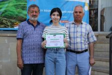 На тротуаре одной из бакинских улиц появился вернисаж (ФОТО)