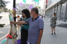 На тротуаре одной из бакинских улиц появился вернисаж (ФОТО)