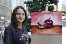 На тротуаре одной из бакинских улиц появился вернисаж (ФОТО)