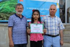 На тротуаре одной из бакинских улиц появился вернисаж (ФОТО)