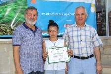 На тротуаре одной из бакинских улиц появился вернисаж (ФОТО)