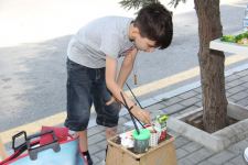 На тротуаре одной из бакинских улиц появился вернисаж (ФОТО)