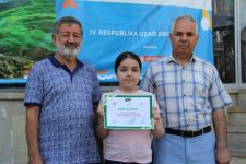 На тротуаре одной из бакинских улиц появился вернисаж (ФОТО)