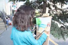 На тротуаре одной из бакинских улиц появился вернисаж (ФОТО)