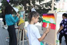 На тротуаре одной из бакинских улиц появился вернисаж (ФОТО)