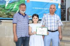 На тротуаре одной из бакинских улиц появился вернисаж (ФОТО)