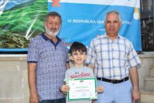 На тротуаре одной из бакинских улиц появился вернисаж (ФОТО)