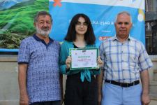 На тротуаре одной из бакинских улиц появился вернисаж (ФОТО)