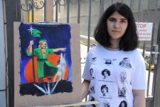 На тротуаре одной из бакинских улиц появился вернисаж (ФОТО)