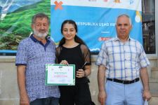 На тротуаре одной из бакинских улиц появился вернисаж (ФОТО)