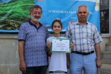 На тротуаре одной из бакинских улиц появился вернисаж (ФОТО)