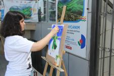 На тротуаре одной из бакинских улиц появился вернисаж (ФОТО)