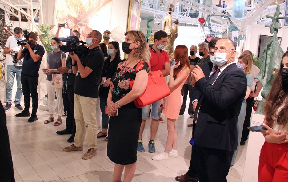 Посмотри и задумайся... "Кровь земли" без которой немыслима жизнь человека -  тотальная инсталляция Сабины Шихлинской (ФОТО)