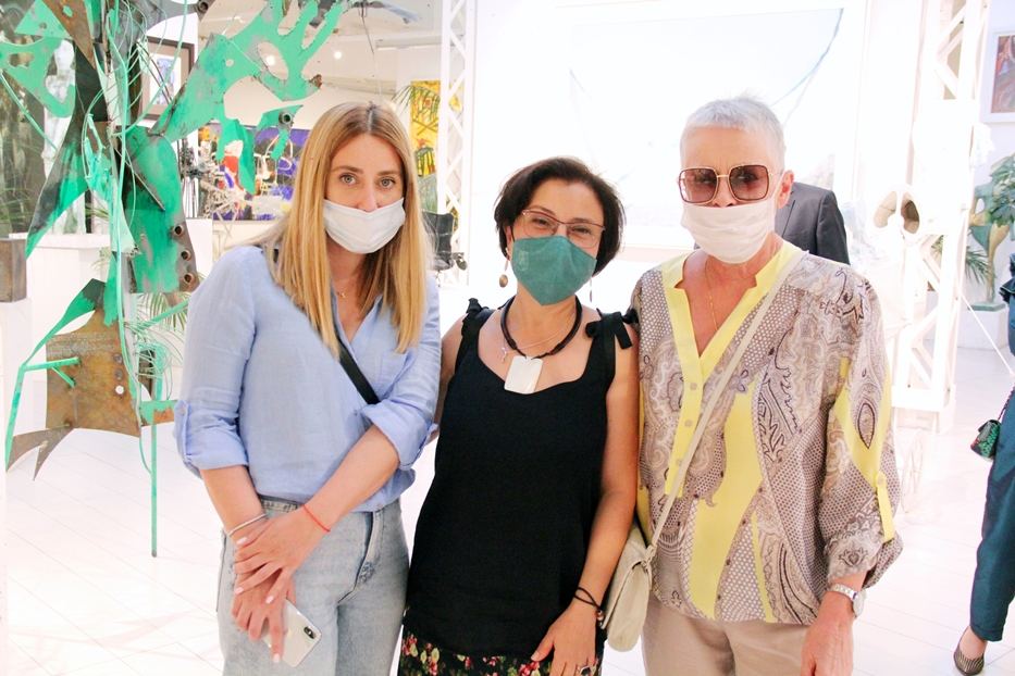 Посмотри и задумайся... "Кровь земли" без которой немыслима жизнь человека -  тотальная инсталляция Сабины Шихлинской (ФОТО)