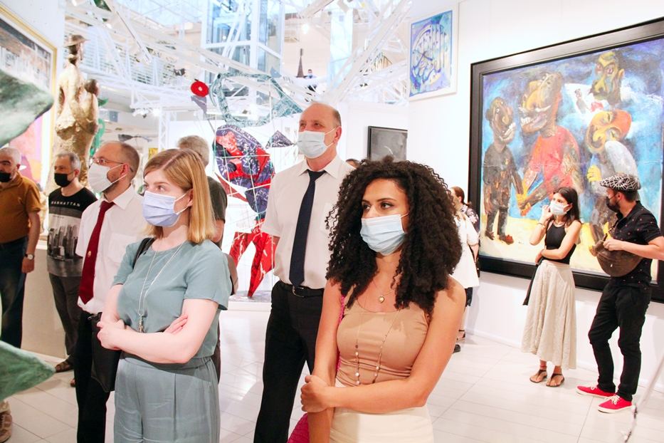 Посмотри и задумайся... "Кровь земли" без которой немыслима жизнь человека -  тотальная инсталляция Сабины Шихлинской (ФОТО)