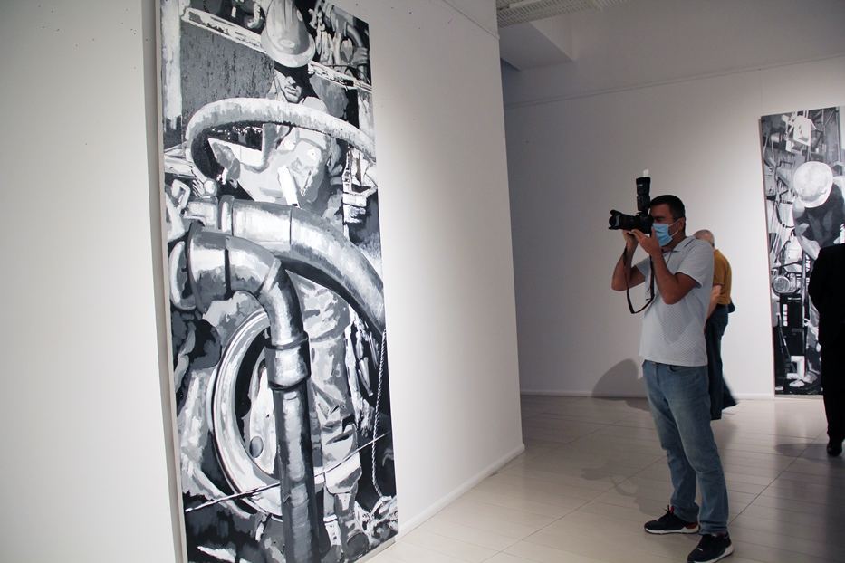 Посмотри и задумайся... "Кровь земли" без которой немыслима жизнь человека -  тотальная инсталляция Сабины Шихлинской (ФОТО)