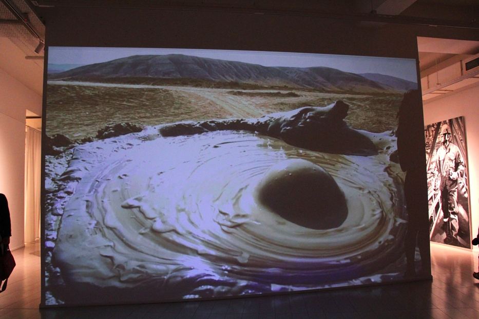 Посмотри и задумайся... "Кровь земли" без которой немыслима жизнь человека -  тотальная инсталляция Сабины Шихлинской (ФОТО)