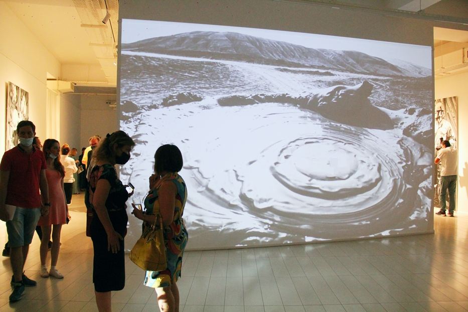 Посмотри и задумайся... "Кровь земли" без которой немыслима жизнь человека -  тотальная инсталляция Сабины Шихлинской (ФОТО)