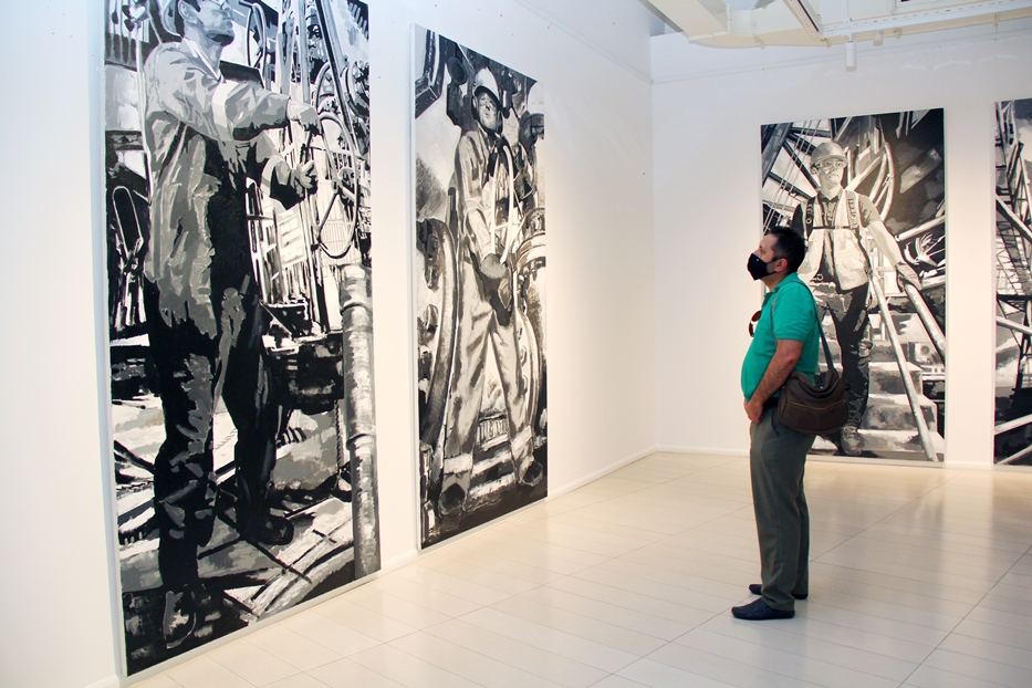 Посмотри и задумайся... "Кровь земли" без которой немыслима жизнь человека -  тотальная инсталляция Сабины Шихлинской (ФОТО)